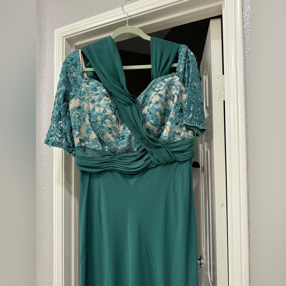 Off-shoulder dress with sleeves - Picture 2 of 5